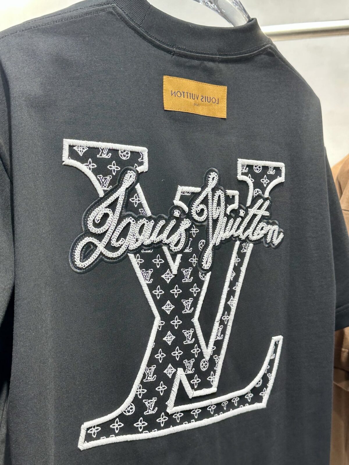 P95 高品质 LV 26ss新款刺绣工艺logo字母短袖 重工艺 面料- 采用320克双股精梳棉面料.索罗纳螺纹订织订染国标一级面料 辅料：官网原版三标logo 尺码： S - XXL 颜色：白色 黑色 咖啡色 藏蓝色