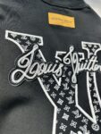 P95 高品质 LV 26ss新款刺绣工艺logo字母短袖 重工艺 面料- 采用320克双股精梳棉面料.索罗纳螺纹订织订染国标一级面料 辅料：官网原版三标logo 尺码： S - XXL 颜色：白色 黑色 咖啡色 藏蓝色