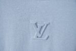 weigou_169738_3_dc52a62bb6 P100 原版开发·LOUIS VUITTON字母浮雕标识拼色针织短袖 𝗙𝗮𝗯𝗿𝗶𝗰面料 采用高品质针织面料,质地柔软细腻,带来亲肤舒适的穿着体验。面料具有良好的透气性与弹性,适合夏季日常穿着,兼顾轻盈感与耐用性。 𝗗𝗲𝘀𝗶𝗴𝗻设计 本季新款以现代几何线条为灵感,通过紫色、灰色、黄色与米白色的色彩拼接构建视觉层次。宽松剪裁版型营造随性氛围,包容多种身形,便于搭配。 𝗗𝗲𝘁𝗮𝗶𝗹细节 胸前饰以品牌经典字母浮雕标识刺绣,工艺精致且富有立体感,低调提升单品辨识度。拼色区块衔接工整,体现精湛制作技艺。 𝗜𝗻𝗳𝗼 信息 ⚠️颜色:蓝色 ⚠️Size:S/M/L/XL