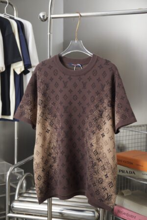 P90 Lv Damier 暗纹渐变提花圆领短袖T恤衫 本款短袖棉质圆领衫采用本季深邃纹理 Damier 针织面料制成。本款低调设计为日常造型带来内敛而精致的点缀。 面料：100% 棉 工艺：罗纹衣领、下摆及袖口全身纹理标识针织， 尺码：S M L XL