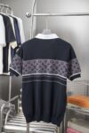 P100 LV 路易26ss春夏新款 蛇变早春系列针织Polo短袖 轻奢主义 男女日常通勤穿搭必备单品 正确版本 欢迎对比 详细特征 · 高粘棉材质毛织， 高支棉加入，干爽避免闷热 · 左侧胸前Marque L. deposee 简约字母图案点缀刺绣，字母尺寸间距效果一致，采用亚麻材质绣线结合加密处理，绣体具有微妙的哑光视觉质感，刺绣效果立体饱满 . 顶端纽扣点缀LV标识，府绸衬衫领，饰边连肩袖 · 采用12S细针塞络纺技术制作织片，所有进口材质由德国进口提花织机进行织片。 · 原版主唛水洗吊牌品牌防潮纸包装 颜色：黑绿色/黑灰色 尺码：S/M/L/XL