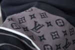 P100 LV 路易26ss春夏新款 蛇变早春系列针织Polo短袖 轻奢主义 男女日常通勤穿搭必备单品 正确版本 欢迎对比 详细特征 · 高粘棉材质毛织， 高支棉加入，干爽避免闷热 · 左侧胸前Marque L. deposee 简约字母图案点缀刺绣，字母尺寸间距效果一致，采用亚麻材质绣线结合加密处理，绣体具有微妙的哑光视觉质感，刺绣效果立体饱满 . 顶端纽扣点缀LV标识，府绸衬衫领，饰边连肩袖 · 采用12S细针塞络纺技术制作织片，所有进口材质由德国进口提花织机进行织片。 · 原版主唛水洗吊牌品牌防潮纸包装 颜色：黑绿色/黑灰色 尺码：S/M/L/XL