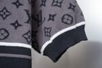 P100 LV 路易26ss春夏新款 蛇变早春系列针织Polo短袖 轻奢主义 男女日常通勤穿搭必备单品 正确版本 欢迎对比 详细特征 · 高粘棉材质毛织， 高支棉加入，干爽避免闷热 · 左侧胸前Marque L. deposee 简约字母图案点缀刺绣，字母尺寸间距效果一致，采用亚麻材质绣线结合加密处理，绣体具有微妙的哑光视觉质感，刺绣效果立体饱满 . 顶端纽扣点缀LV标识，府绸衬衫领，饰边连肩袖 · 采用12S细针塞络纺技术制作织片，所有进口材质由德国进口提花织机进行织片。 · 原版主唛水洗吊牌品牌防潮纸包装 颜色：黑绿色/黑灰色 尺码：S/M/L/XL