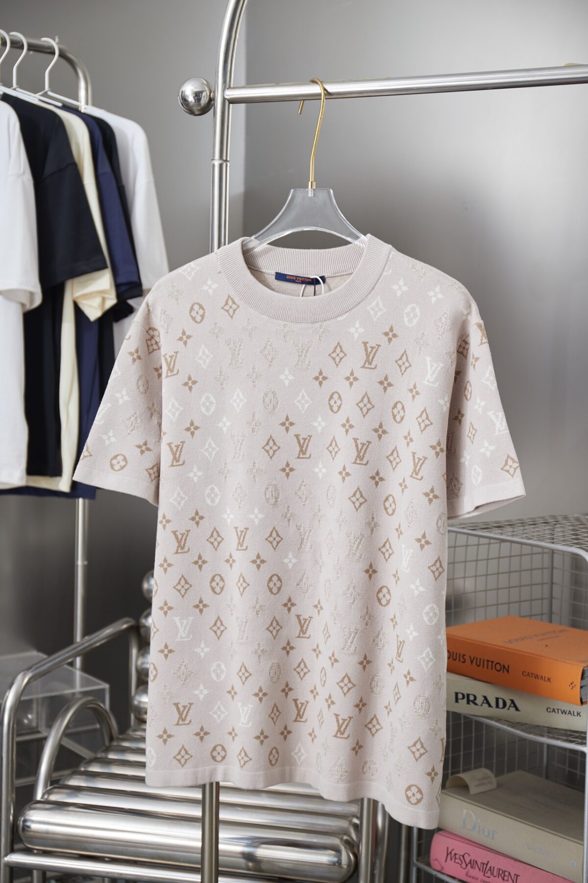 weigou_169843_0_80fe8a0a58 P90 LV 路易26ss春夏新款 LV Monogram 满花针织短袖 轻奢主义 男女日常通勤穿搭必备单品 正确版本 欢迎对比 详细特征 面料采用原版一致重磅纯棉材质, 保证了穿着时的亲肤性与舒适度。全幅提花图案并非普通印花,而是采用提花织造技术。这意味着图案是在织布过程中一体成型,图案部分有凹凸的立体感,触感高级,且耐久不易脱落。通过精密的提花工艺,图案在不同光线和角度下会呈现微妙的色调变化与独特的光泽感,远看是迷彩纹理,近看则是精致的LV老花,质感非凡。定织定染 · 原版主唛水洗吊牌品牌防潮纸包装 颜色:杏色 尺码:S/M/L/XL