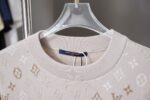 weigou_169843_2_7ba9ceb262 P90 LV 路易26ss春夏新款 LV Monogram 满花针织短袖 轻奢主义 男女日常通勤穿搭必备单品 正确版本 欢迎对比 详细特征 面料采用原版一致重磅纯棉材质, 保证了穿着时的亲肤性与舒适度。全幅提花图案并非普通印花,而是采用提花织造技术。这意味着图案是在织布过程中一体成型,图案部分有凹凸的立体感,触感高级,且耐久不易脱落。通过精密的提花工艺,图案在不同光线和角度下会呈现微妙的色调变化与独特的光泽感,远看是迷彩纹理,近看则是精致的LV老花,质感非凡。定织定染 · 原版主唛水洗吊牌品牌防潮纸包装 颜色:杏色 尺码:S/M/L/XL