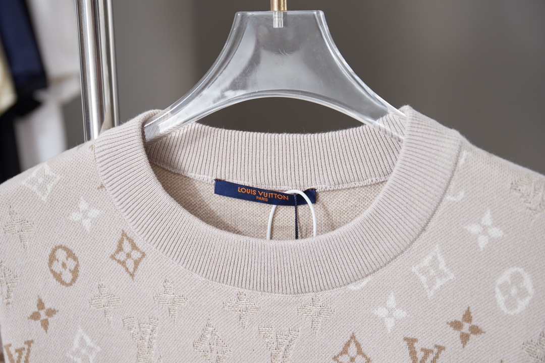 weigou_169843_2_7ba9ceb262 P90 LV 路易26ss春夏新款 LV Monogram 满花针织短袖 轻奢主义 男女日常通勤穿搭必备单品 正确版本 欢迎对比 详细特征 面料采用原版一致重磅纯棉材质, 保证了穿着时的亲肤性与舒适度。全幅提花图案并非普通印花,而是采用提花织造技术。这意味着图案是在织布过程中一体成型,图案部分有凹凸的立体感,触感高级,且耐久不易脱落。通过精密的提花工艺,图案在不同光线和角度下会呈现微妙的色调变化与独特的光泽感,远看是迷彩纹理,近看则是精致的LV老花,质感非凡。定织定染 · 原版主唛水洗吊牌品牌防潮纸包装 颜色:杏色 尺码:S/M/L/XL