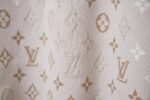 weigou_169843_3_8e1ba70343 P90 LV 路易26ss春夏新款 LV Monogram 满花针织短袖 轻奢主义 男女日常通勤穿搭必备单品 正确版本 欢迎对比 详细特征 面料采用原版一致重磅纯棉材质, 保证了穿着时的亲肤性与舒适度。全幅提花图案并非普通印花,而是采用提花织造技术。这意味着图案是在织布过程中一体成型,图案部分有凹凸的立体感,触感高级,且耐久不易脱落。通过精密的提花工艺,图案在不同光线和角度下会呈现微妙的色调变化与独特的光泽感,远看是迷彩纹理,近看则是精致的LV老花,质感非凡。定织定染 · 原版主唛水洗吊牌品牌防潮纸包装 颜色:杏色 尺码:S/M/L/XL