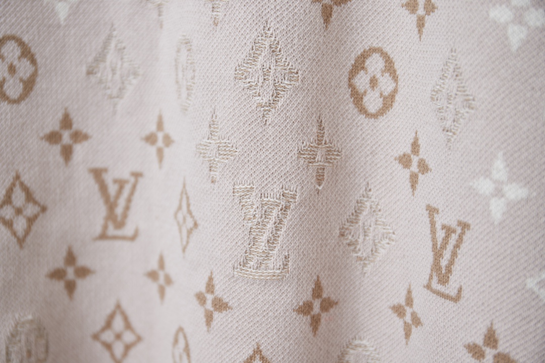 weigou_169843_3_8e1ba70343 P90 LV 路易26ss春夏新款 LV Monogram 满花针织短袖 轻奢主义 男女日常通勤穿搭必备单品 正确版本 欢迎对比 详细特征 面料采用原版一致重磅纯棉材质, 保证了穿着时的亲肤性与舒适度。全幅提花图案并非普通印花,而是采用提花织造技术。这意味着图案是在织布过程中一体成型,图案部分有凹凸的立体感,触感高级,且耐久不易脱落。通过精密的提花工艺,图案在不同光线和角度下会呈现微妙的色调变化与独特的光泽感,远看是迷彩纹理,近看则是精致的LV老花,质感非凡。定织定染 · 原版主唛水洗吊牌品牌防潮纸包装 颜色:杏色 尺码:S/M/L/XL