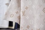 weigou_169843_4_ec92570740 P90 LV 路易26ss春夏新款 LV Monogram 满花针织短袖 轻奢主义 男女日常通勤穿搭必备单品 正确版本 欢迎对比 详细特征 面料采用原版一致重磅纯棉材质, 保证了穿着时的亲肤性与舒适度。全幅提花图案并非普通印花,而是采用提花织造技术。这意味着图案是在织布过程中一体成型,图案部分有凹凸的立体感,触感高级,且耐久不易脱落。通过精密的提花工艺,图案在不同光线和角度下会呈现微妙的色调变化与独特的光泽感,远看是迷彩纹理,近看则是精致的LV老花,质感非凡。定织定染 · 原版主唛水洗吊牌品牌防潮纸包装 颜色:杏色 尺码:S/M/L/XL