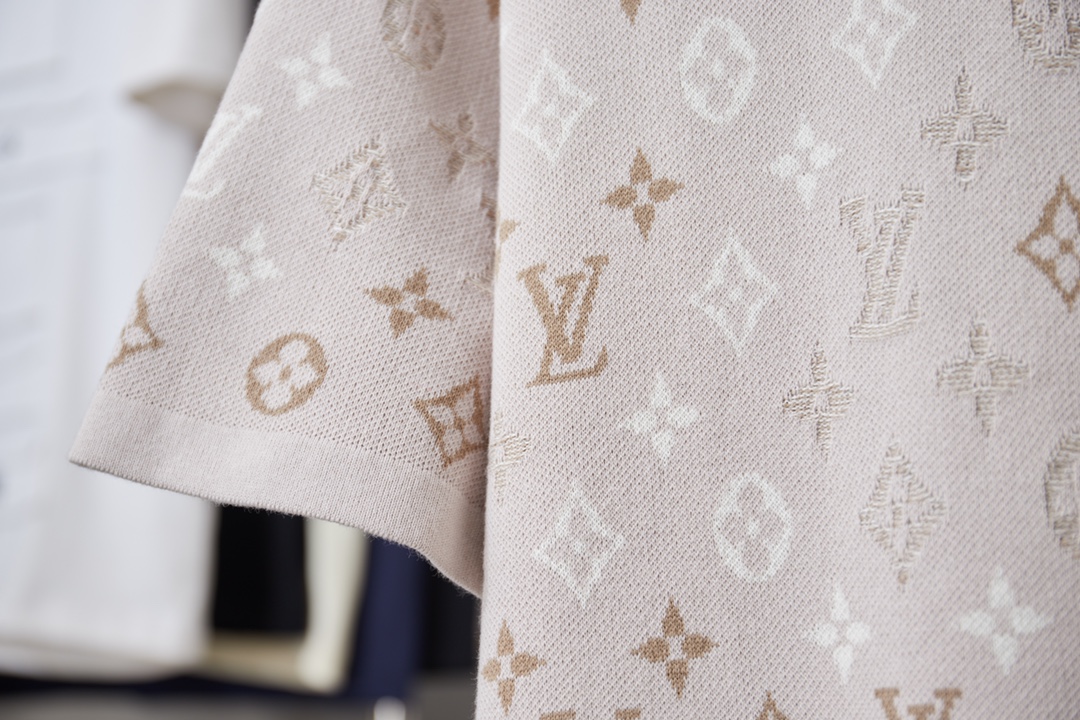 weigou_169843_4_ec92570740 P90 LV 路易26ss春夏新款 LV Monogram 满花针织短袖 轻奢主义 男女日常通勤穿搭必备单品 正确版本 欢迎对比 详细特征 面料采用原版一致重磅纯棉材质, 保证了穿着时的亲肤性与舒适度。全幅提花图案并非普通印花,而是采用提花织造技术。这意味着图案是在织布过程中一体成型,图案部分有凹凸的立体感,触感高级,且耐久不易脱落。通过精密的提花工艺,图案在不同光线和角度下会呈现微妙的色调变化与独特的光泽感,远看是迷彩纹理,近看则是精致的LV老花,质感非凡。定织定染 · 原版主唛水洗吊牌品牌防潮纸包装 颜色:杏色 尺码:S/M/L/XL