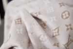 weigou_169843_5_27567fa97a P90 LV 路易26ss春夏新款 LV Monogram 满花针织短袖 轻奢主义 男女日常通勤穿搭必备单品 正确版本 欢迎对比 详细特征 面料采用原版一致重磅纯棉材质, 保证了穿着时的亲肤性与舒适度。全幅提花图案并非普通印花,而是采用提花织造技术。这意味着图案是在织布过程中一体成型,图案部分有凹凸的立体感,触感高级,且耐久不易脱落。通过精密的提花工艺,图案在不同光线和角度下会呈现微妙的色调变化与独特的光泽感,远看是迷彩纹理,近看则是精致的LV老花,质感非凡。定织定染 · 原版主唛水洗吊牌品牌防潮纸包装 颜色:杏色 尺码:S/M/L/XL