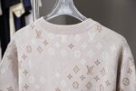weigou_169843_6_b42c4c0ed4 P90 LV 路易26ss春夏新款 LV Monogram 满花针织短袖 轻奢主义 男女日常通勤穿搭必备单品 正确版本 欢迎对比 详细特征 面料采用原版一致重磅纯棉材质, 保证了穿着时的亲肤性与舒适度。全幅提花图案并非普通印花,而是采用提花织造技术。这意味着图案是在织布过程中一体成型,图案部分有凹凸的立体感,触感高级,且耐久不易脱落。通过精密的提花工艺,图案在不同光线和角度下会呈现微妙的色调变化与独特的光泽感,远看是迷彩纹理,近看则是精致的LV老花,质感非凡。定织定染 · 原版主唛水洗吊牌品牌防潮纸包装 颜色:杏色 尺码:S/M/L/XL