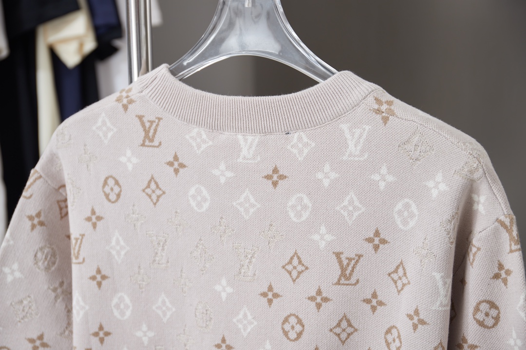 weigou_169843_6_b42c4c0ed4 P90 LV 路易26ss春夏新款 LV Monogram 满花针织短袖 轻奢主义 男女日常通勤穿搭必备单品 正确版本 欢迎对比 详细特征 面料采用原版一致重磅纯棉材质, 保证了穿着时的亲肤性与舒适度。全幅提花图案并非普通印花,而是采用提花织造技术。这意味着图案是在织布过程中一体成型,图案部分有凹凸的立体感,触感高级,且耐久不易脱落。通过精密的提花工艺,图案在不同光线和角度下会呈现微妙的色调变化与独特的光泽感,远看是迷彩纹理,近看则是精致的LV老花,质感非凡。定织定染 · 原版主唛水洗吊牌品牌防潮纸包装 颜色:杏色 尺码:S/M/L/XL
