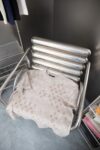 weigou_169843_7_09d83ee9d2 P90 LV 路易26ss春夏新款 LV Monogram 满花针织短袖 轻奢主义 男女日常通勤穿搭必备单品 正确版本 欢迎对比 详细特征 面料采用原版一致重磅纯棉材质, 保证了穿着时的亲肤性与舒适度。全幅提花图案并非普通印花,而是采用提花织造技术。这意味着图案是在织布过程中一体成型,图案部分有凹凸的立体感,触感高级,且耐久不易脱落。通过精密的提花工艺,图案在不同光线和角度下会呈现微妙的色调变化与独特的光泽感,远看是迷彩纹理,近看则是精致的LV老花,质感非凡。定织定染 · 原版主唛水洗吊牌品牌防潮纸包装 颜色:杏色 尺码:S/M/L/XL