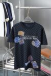 P125 LV 路易26ss春夏新款 Lv针织短袖 轻奢主义 男女日常通勤穿搭必备单品 正确版本 欢迎对比 详细特征 · 高粘棉材质毛织， 高支棉加入，干爽避免闷热 · 进口机器提花Damier 图案 · 原版主唛水洗吊牌品牌防潮纸包装 颜色：黑色 尺码：S/M/L/XL