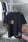 P125 LV 路易26ss春夏新款 Lv针织短袖 轻奢主义 男女日常通勤穿搭必备单品 正确版本 欢迎对比 详细特征 · 高粘棉材质毛织， 高支棉加入，干爽避免闷热 · 进口机器提花Damier 图案 · 原版主唛水洗吊牌品牌防潮纸包装 颜色：黑色 尺码：S/M/L/XL