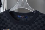 P125 LV 路易26ss春夏新款 Lv针织短袖 轻奢主义 男女日常通勤穿搭必备单品 正确版本 欢迎对比 详细特征 · 高粘棉材质毛织， 高支棉加入，干爽避免闷热 · 进口机器提花Damier 图案 · 原版主唛水洗吊牌品牌防潮纸包装 颜色：黑色 尺码：S/M/L/XL