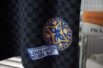 P125 LV 路易26ss春夏新款 Lv针织短袖 轻奢主义 男女日常通勤穿搭必备单品 正确版本 欢迎对比 详细特征 · 高粘棉材质毛织， 高支棉加入，干爽避免闷热 · 进口机器提花Damier 图案 · 原版主唛水洗吊牌品牌防潮纸包装 颜色：黑色 尺码：S/M/L/XL