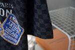 P125 LV 路易26ss春夏新款 Lv针织短袖 轻奢主义 男女日常通勤穿搭必备单品 正确版本 欢迎对比 详细特征 · 高粘棉材质毛织， 高支棉加入，干爽避免闷热 · 进口机器提花Damier 图案 · 原版主唛水洗吊牌品牌防潮纸包装 颜色：黑色 尺码：S/M/L/XL