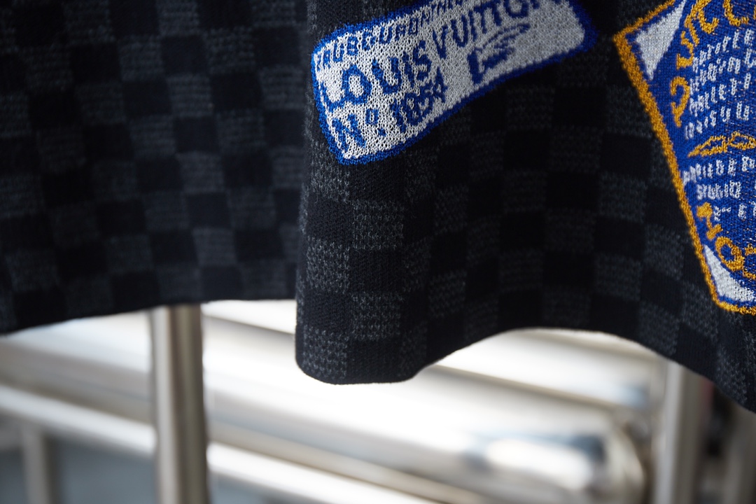 P125 LV 路易26ss春夏新款 Lv针织短袖 轻奢主义 男女日常通勤穿搭必备单品 正确版本 欢迎对比 详细特征 · 高粘棉材质毛织， 高支棉加入，干爽避免闷热 · 进口机器提花Damier 图案 · 原版主唛水洗吊牌品牌防潮纸包装 颜色：黑色 尺码：S/M/L/XL