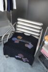P125 LV 路易26ss春夏新款 Lv针织短袖 轻奢主义 男女日常通勤穿搭必备单品 正确版本 欢迎对比 详细特征 · 高粘棉材质毛织， 高支棉加入，干爽避免闷热 · 进口机器提花Damier 图案 · 原版主唛水洗吊牌品牌防潮纸包装 颜色：黑色 尺码：S/M/L/XL