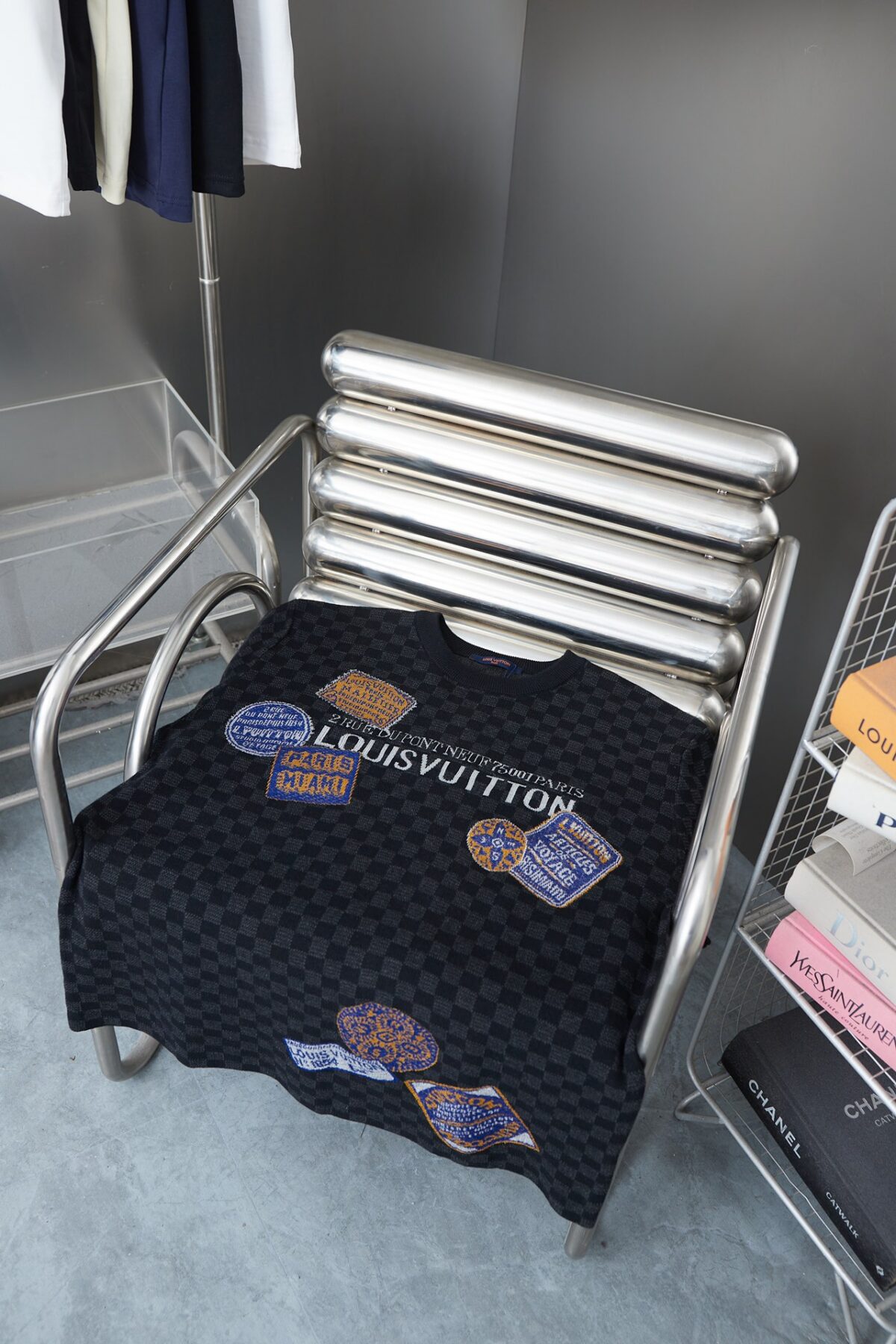 P125 LV 路易26ss春夏新款 Lv针织短袖 轻奢主义 男女日常通勤穿搭必备单品 正确版本 欢迎对比 详细特征 · 高粘棉材质毛织， 高支棉加入，干爽避免闷热 · 进口机器提花Damier 图案 · 原版主唛水洗吊牌品牌防潮纸包装 颜色：黑色 尺码：S/M/L/XL