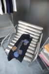 P125 LV 路易26ss春夏新款 Lv针织短袖 轻奢主义 男女日常通勤穿搭必备单品 正确版本 欢迎对比 详细特征 · 高粘棉材质毛织， 高支棉加入，干爽避免闷热 · 进口机器提花Damier 图案 · 原版主唛水洗吊牌品牌防潮纸包装 颜色：黑色 尺码：S/M/L/XL