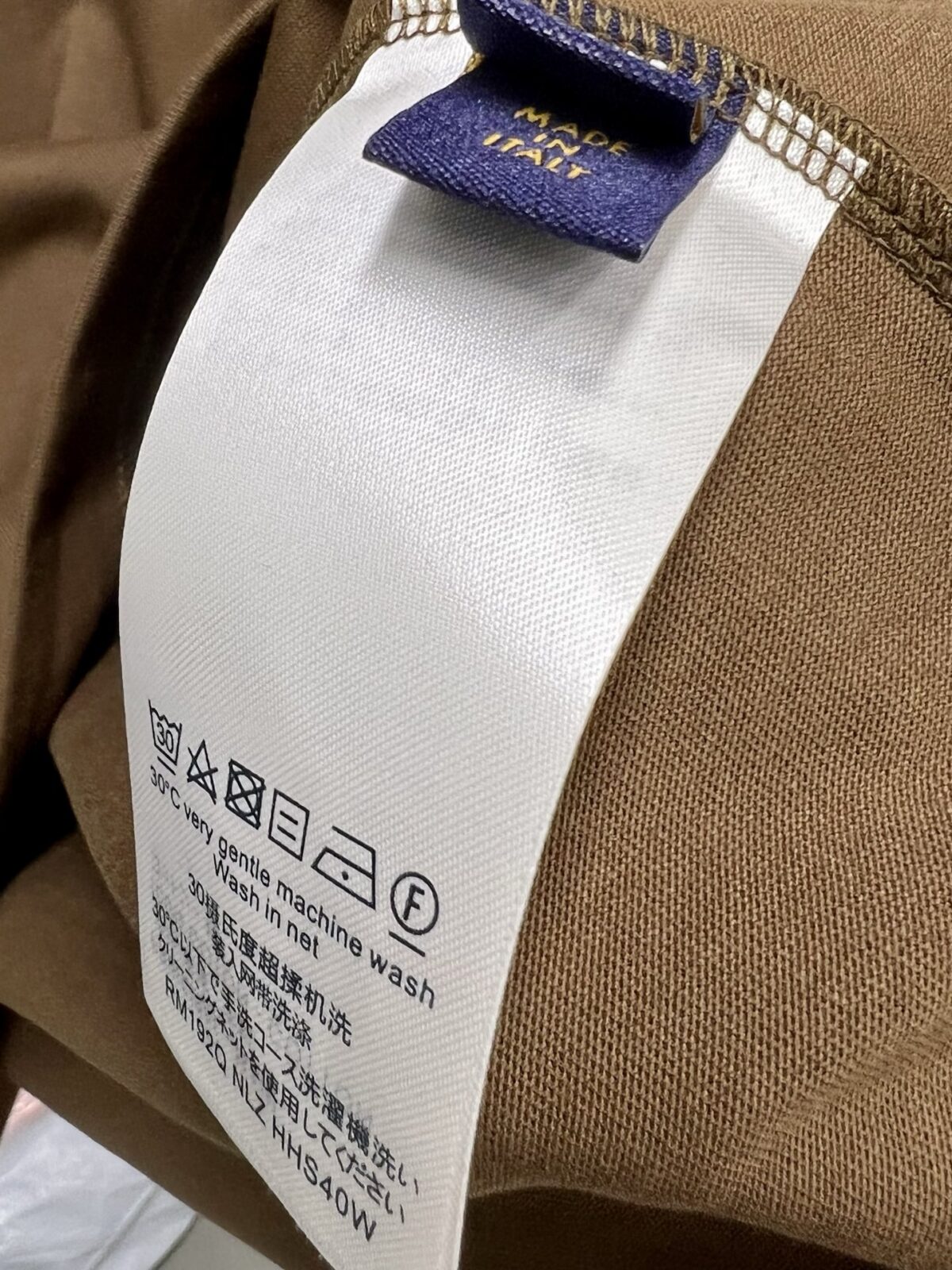 P90 1V 路易威登26ss新款刺绣工艺logo字母短袖重工艺 面料-采用320克双股精梳棉面料。索罗纳螺纹订织订染国标一级面料 官网原版三标logo 尺码：S M L XL XXL 颜色：白色 黑色 咖色