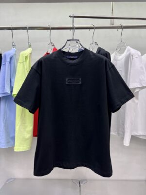 P95 1V 2026夏新款 （新色系）前幅袖子立体真空绣花➕密针绣 超级棒的一款 圆领短袖tee 实物很棒男女同款宽松版 颜色：白色 蓝色 尺码：SMLXLXXL
