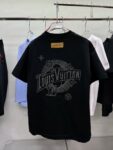 P95 1V 2026夏新款 经典绣花320克圆领短袖tee 实物很棒男女同款宽松版 尺码S M L XL XXL 五个码 黑色 白色 咖啡色
