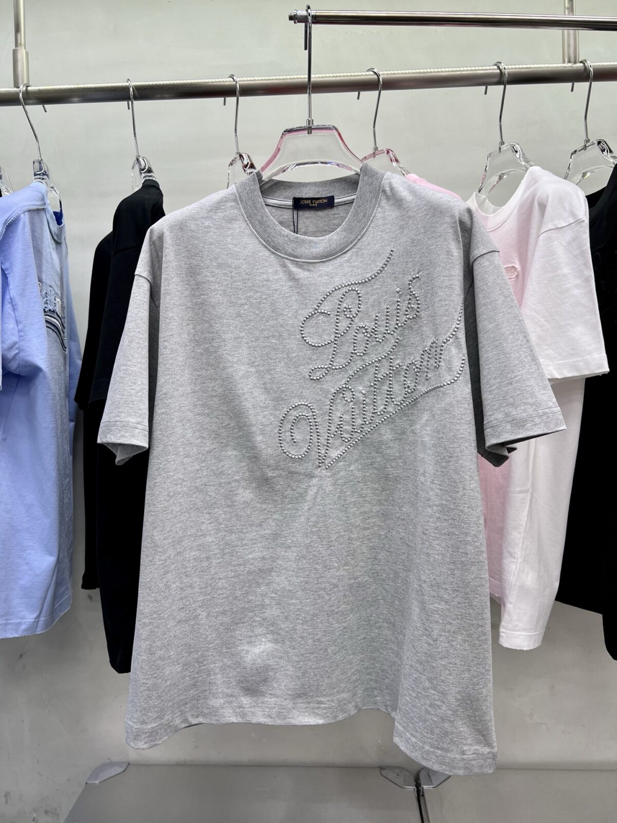 P90 1V 26ss春夏新款 波珠刺绣系列短袖设计 男女同款宽松版 颜色：黑 白 灰 粉 尺码：S M L XL XXL