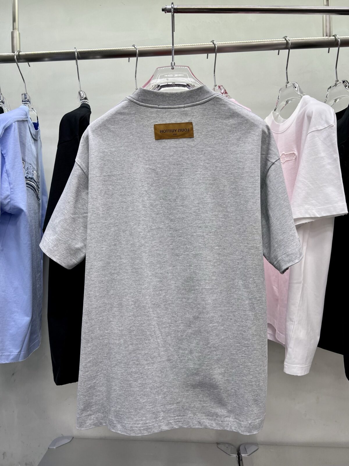 P90 1V 26ss春夏新款 波珠刺绣系列短袖设计 男女同款宽松版 颜色：黑 白 灰 粉 尺码：S M L XL XXL