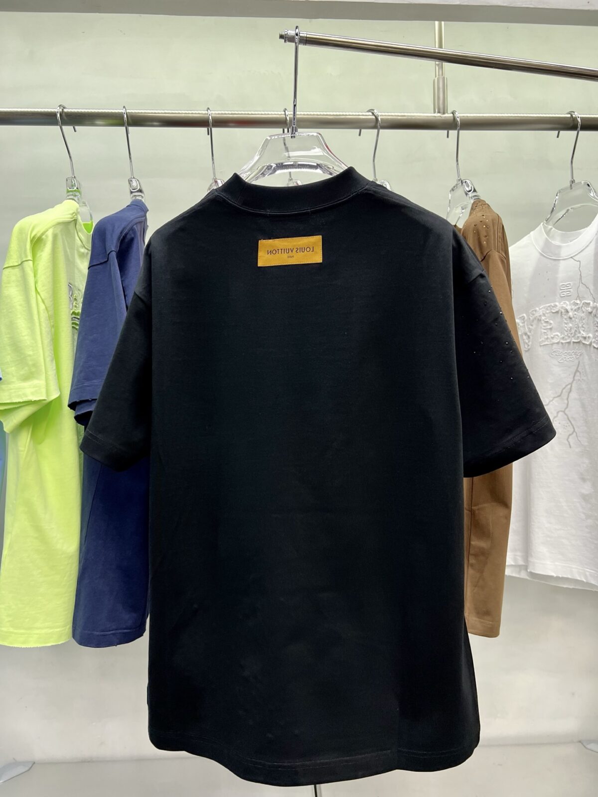 P95 1V 2026新款 官网同款 立体多样钻定位最新设计 圆领短袖tee 男女同款宽松版 尺码：SMLXXXL五个码 颜色：黑色 白色 咖色