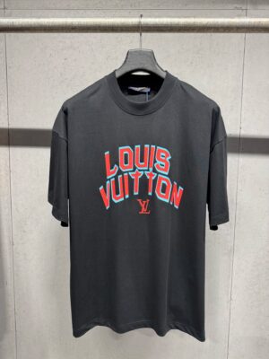 weigou_170155_0_c393a5c23e P120 - Louis Vuitton*26ss 春夏新款 印花圆领短袖 - Color:黑色 白色 - Size:XS S M L -款号:2665