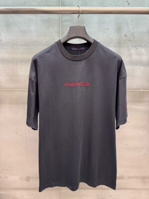 P95 Louis Vuitton 26ss春夏新款 刺绣圆领短袖 -颜色：黑色 白色 -码数：XS S M L