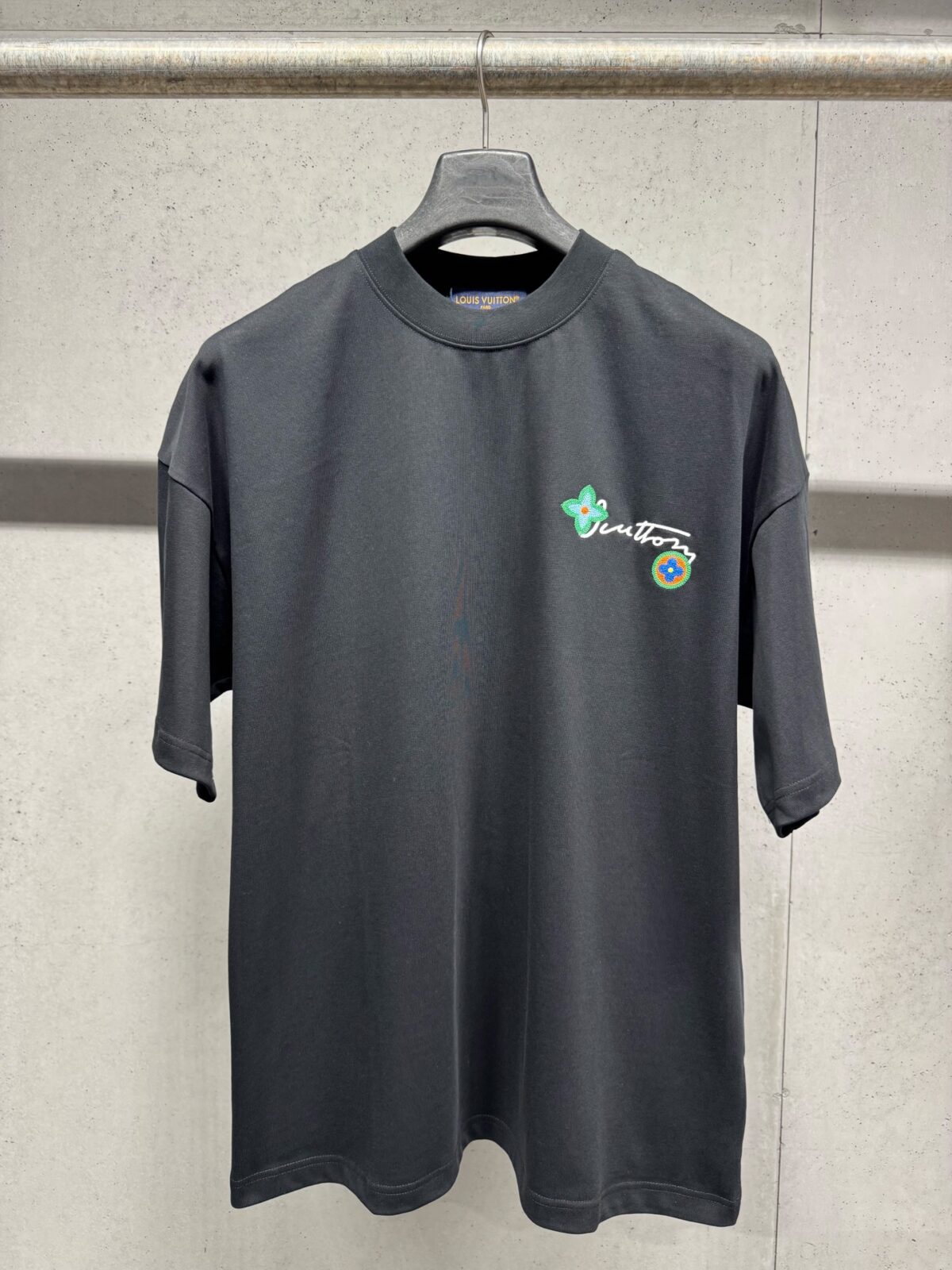 P130 Louis Vuitton 26ss春夏新款 刺绣圆领短袖 -颜色：黑色 白色 -码数：XS S M L