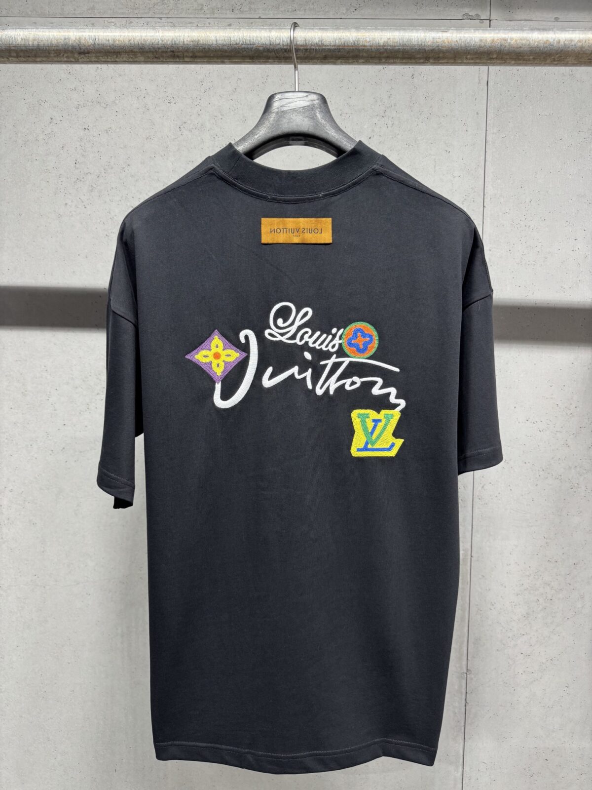 P130 Louis Vuitton 26ss春夏新款 刺绣圆领短袖 -颜色：黑色 白色 -码数：XS S M L