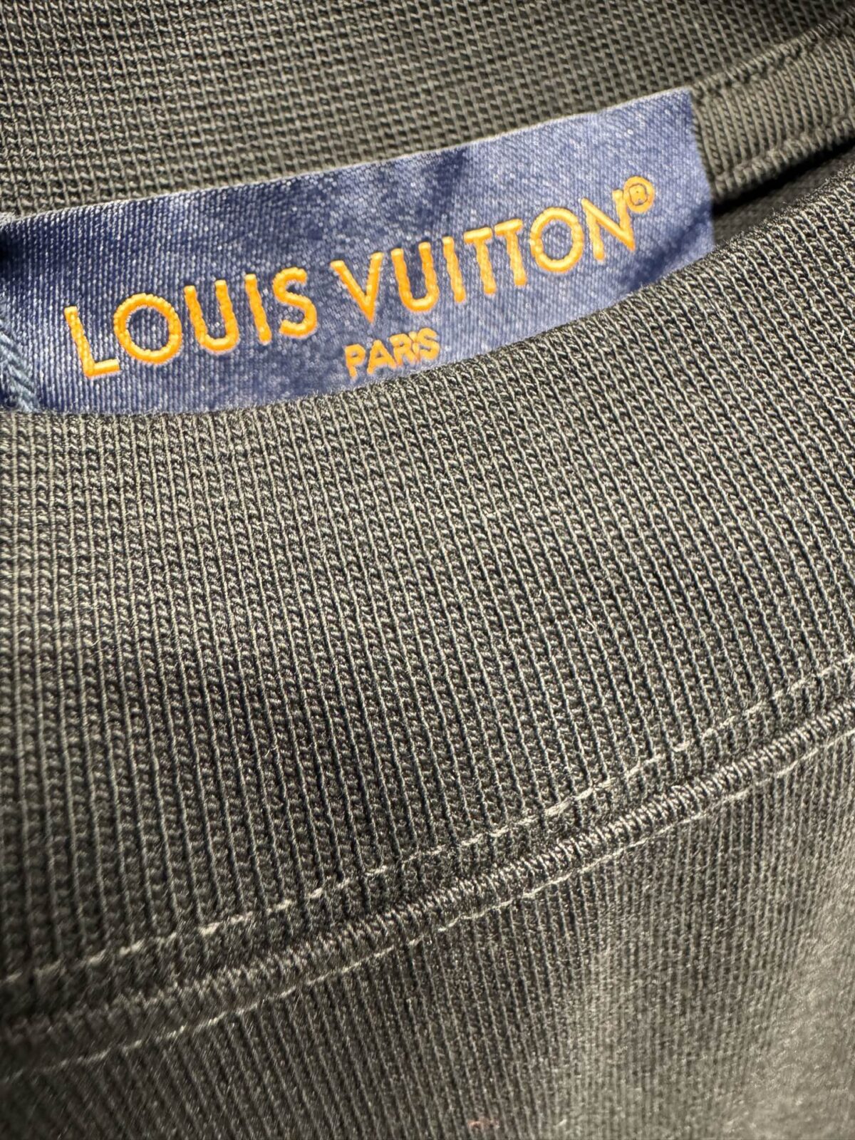 P130 Louis Vuitton 26ss春夏新款 刺绣圆领短袖 -颜色：黑色 白色 -码数：XS S M L
