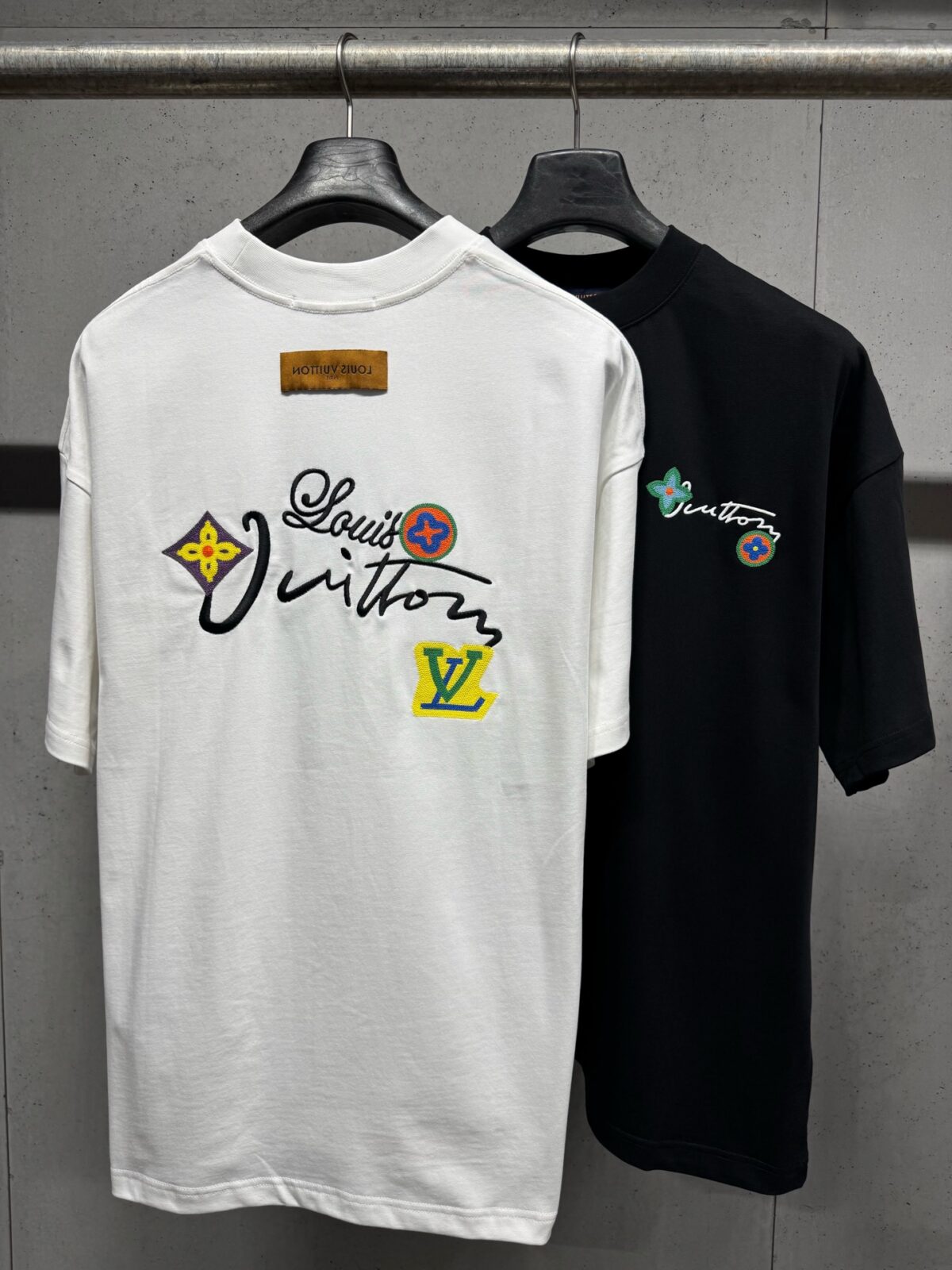 P130 Louis Vuitton 26ss春夏新款 刺绣圆领短袖 -颜色：黑色 白色 -码数：XS S M L