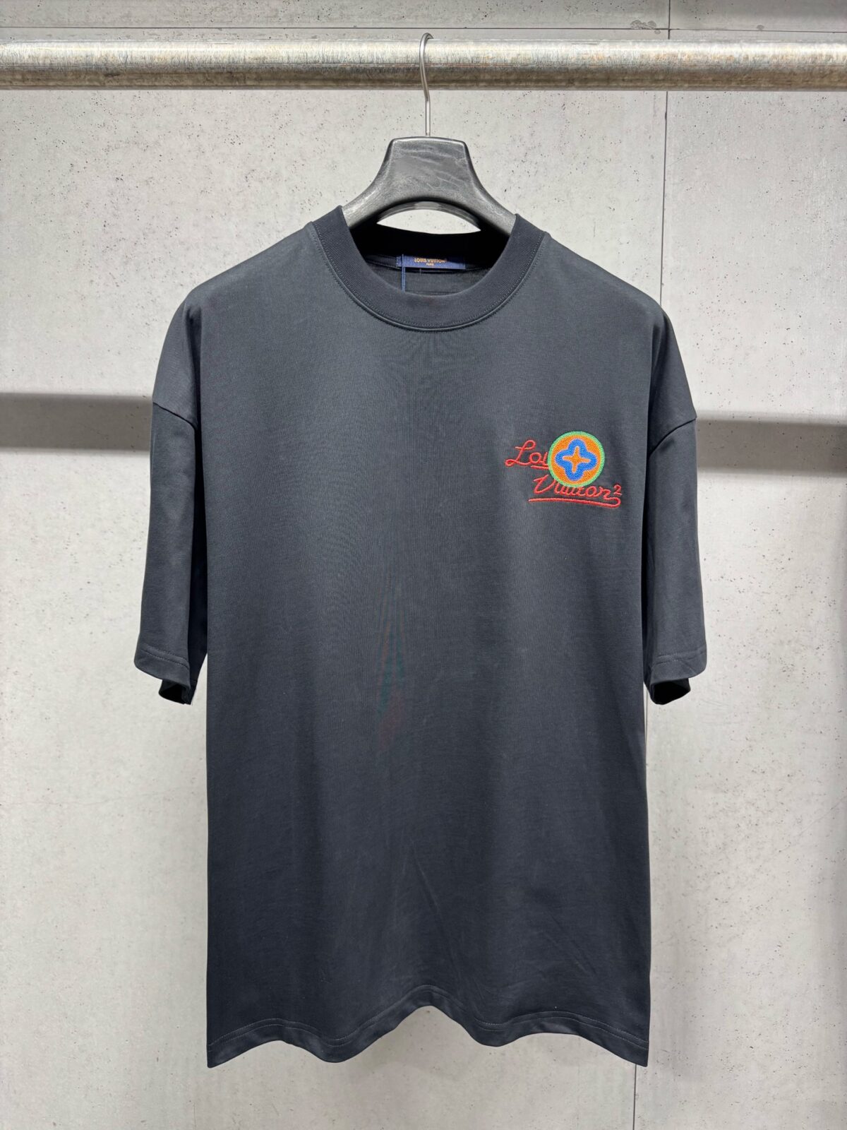 P125 Louis Vuitton 26ss 春夏新款 刺绣款圆领短袖 -码数：XS S M L -颜色：黑色 白色