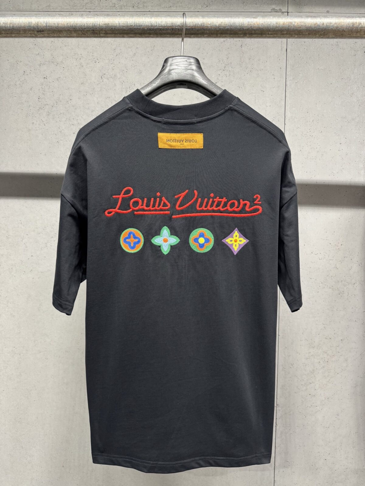 P125 Louis Vuitton 26ss 春夏新款 刺绣款圆领短袖 -码数：XS S M L -颜色：黑色 白色