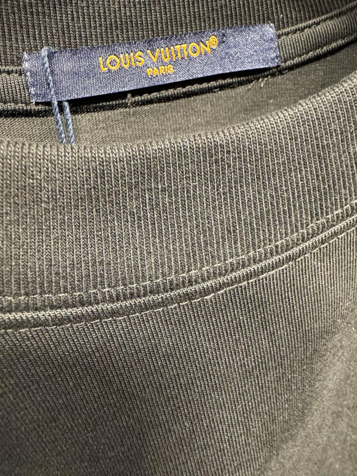 P125 Louis Vuitton 26ss 春夏新款 刺绣款圆领短袖 -码数：XS S M L -颜色：黑色 白色