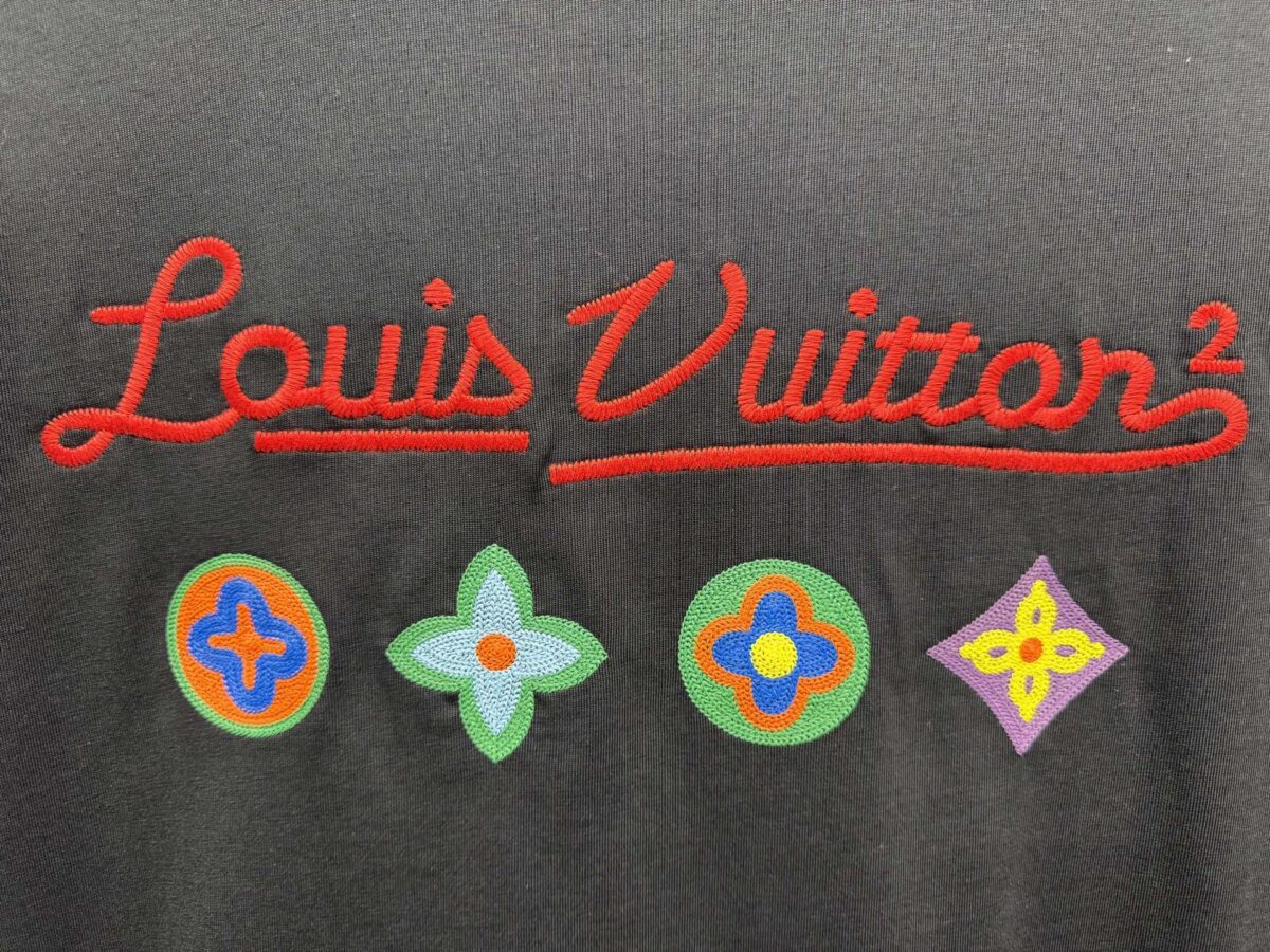 P125 Louis Vuitton 26ss 春夏新款 刺绣款圆领短袖 -码数：XS S M L -颜色：黑色 白色