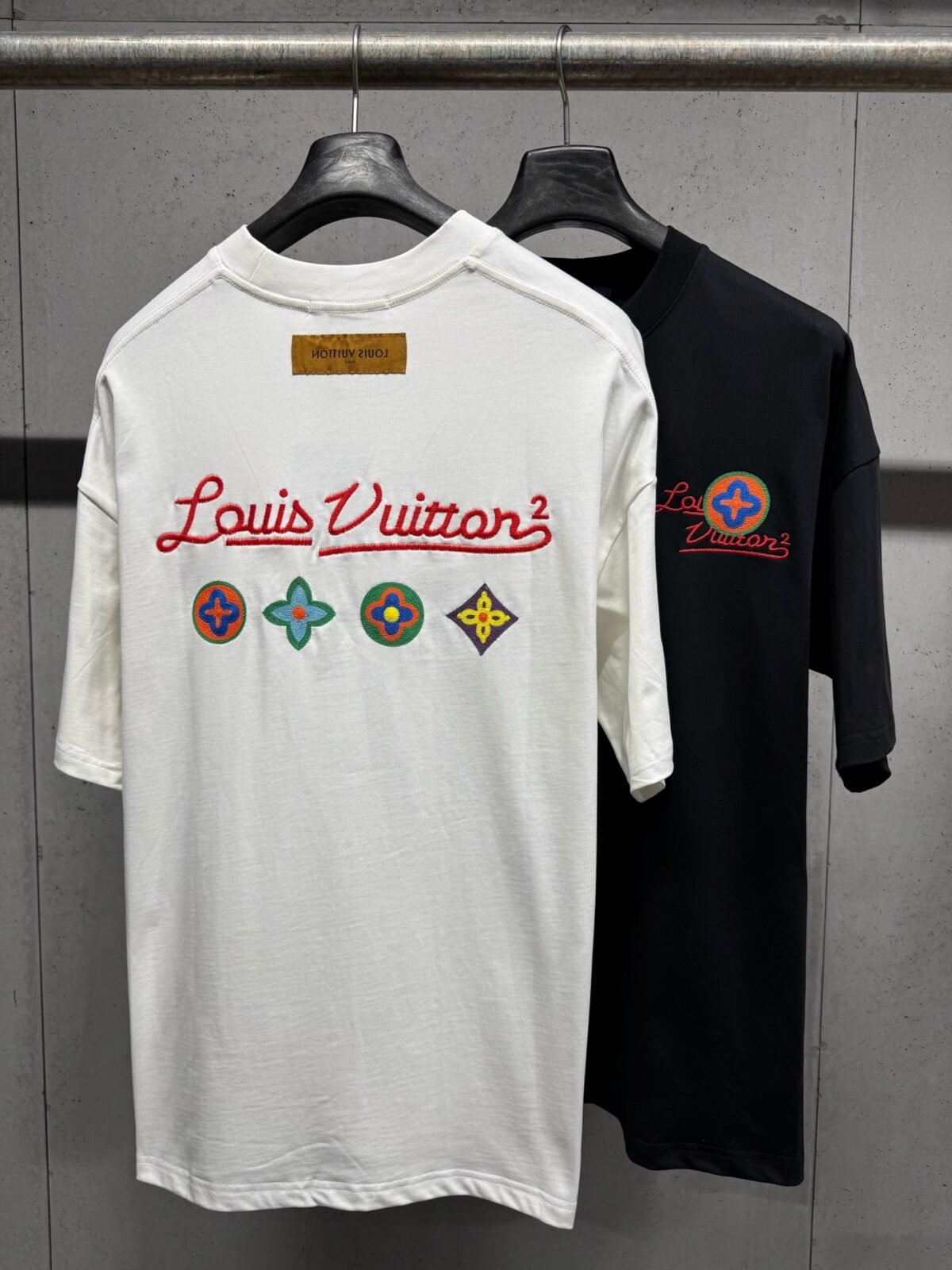 P125 Louis Vuitton 26ss 春夏新款 刺绣款圆领短袖 -码数：XS S M L -颜色：黑色 白色