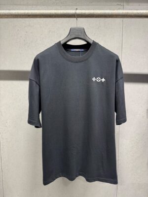 P130 Louis Vuitton 26ss 春夏新款 刺绣圆领短袖 -码数：XS S M L -颜色：黑色 白色