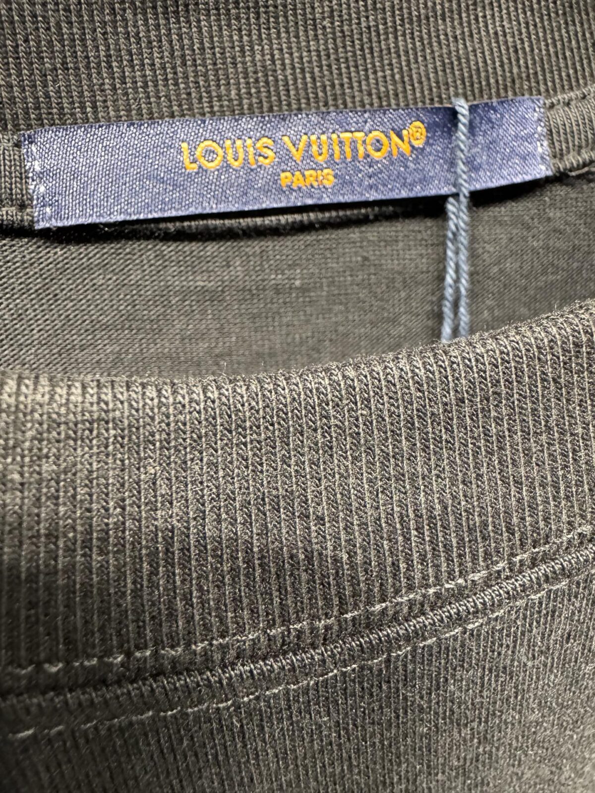 P130 Louis Vuitton 26ss 春夏新款 刺绣圆领短袖 -码数：XS S M L -颜色：黑色 白色