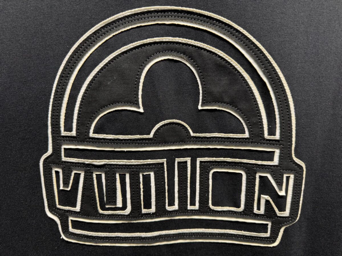 P130 Louis Vuitton 26ss 春夏新款 刺绣圆领短袖 -码数：XS S M L -颜色：黑色 白色