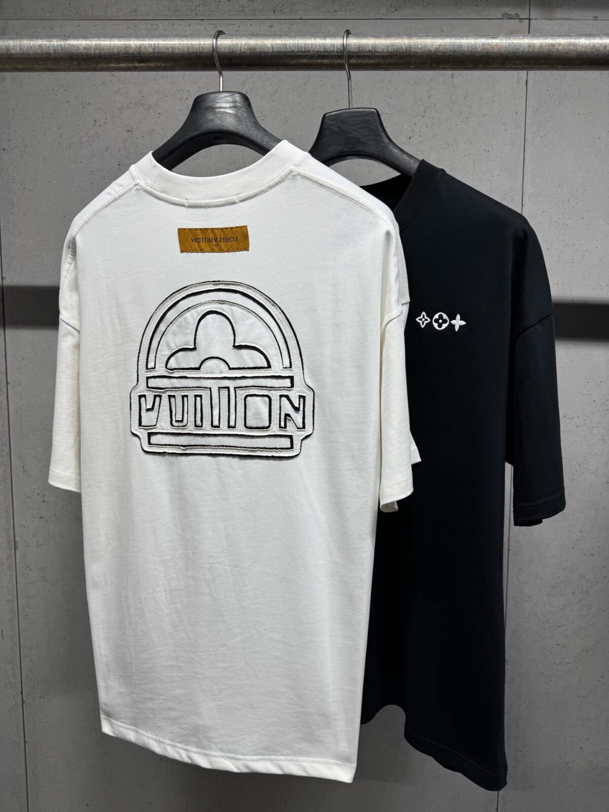 P130 Louis Vuitton 26ss 春夏新款 刺绣圆领短袖 -码数：XS S M L -颜色：黑色 白色