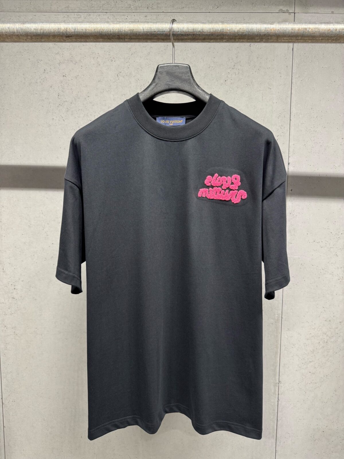 P120 Louis Vuitton 26ss 春夏新款 毛巾绣圆领短袖 -码数：XS S M L -颜色：黑色 白色 p