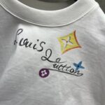 P120 LV 26ss新款 小众氛围感 手绘款短袖 -颜色：黑色 白色 -码数：XS S M L